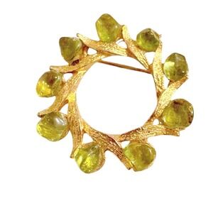 Vintage Gold Tone Wreath Brooch with Peridot Green Poured Glass Stones Pin
